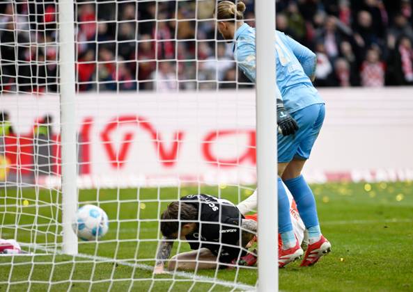 Fussball-Bundesliga - Saison 2024 2025 Mewa-Arena Mainz - 15.03.2025 1. FSV Mainz 05 (mz) - FC Freiburg (fr) 2:2 2:2 durch Lucas HOELER (SC Freiburg), am Boden, re: Torwart Robin ZENTNER (1. FSV Mainz 05) DFL REGULATIONS PROHIBIT ANY USE OF PHOTOGRAPHS AS IMAGE SEQUENCES AND OR QUASI VIDEO EDITORIAL USE ONLY NATIONAL AND INTERNATIONAL NEWS AGENCIES OUT Fussball-Bundesliga - 1. FSV Mainz 05