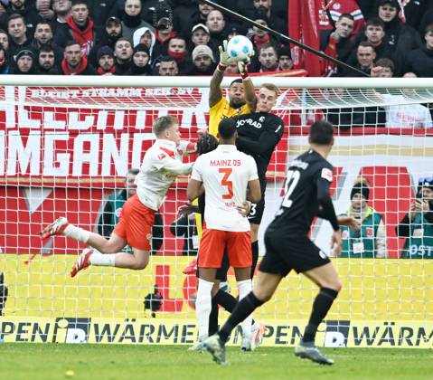 Fussball-Bundesliga - Saison 2024 2025 Mewa-Arena Mainz - 15.03.2025 1. FSV Mainz 05 (mz) - FC Freiburg (fr) 2:2 V.li: Jonathan BURKARDT (1. FSV Mainz 05), Moritz JENZ (1. FSV Mainz 05), Torwart Noah ATUBOLU (SC Freiburg)Vincenzo GRIFFO (SC Freiburg) DFL REGULATIONS PROHIBIT ANY USE OF PHOTOGRAPHS AS IMAGE SEQUENCES AND OR QUASI VIDEO EDITORIAL USE ONLY NATIONAL AND INTERNATIONAL NEWS AGENCIES OUT Fussball-Bundesliga - 1. FSV Mainz 05
