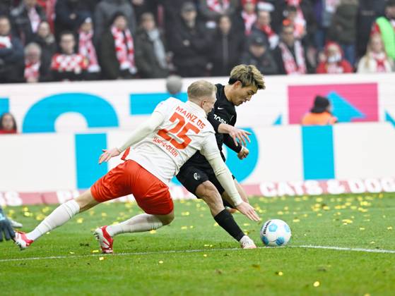 Fussball-Bundesliga - Saison 2024 2025 Mewa-Arena Mainz - 15.03.2025 1. FSV Mainz 05 (mz) - FC Freiburg (fr) 2:2 Andreas HANCHE-OLSEN (1. FSV Mainz 05), li Ritsu DOAN (SC Freiburg) DFL REGULATIONS PROHIBIT ANY USE OF PHOTOGRAPHS AS IMAGE SEQUENCES AND OR QUASI VIDEO EDITORIAL USE ONLY NATIONAL AND INTERNATIONAL NEWS AGENCIES OUT Fussball-Bundesliga - 1. FSV Mainz 05