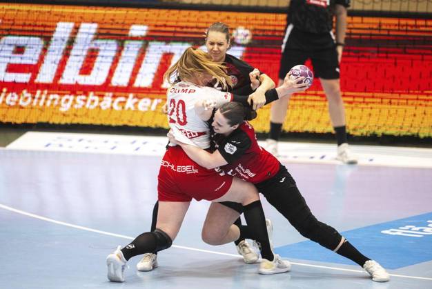 HANDBALL FRAUEN 1. BUNDESLIGA 19. SPIELTAG THC - HB LUDWIGSBURG ** NUR FÜR REDAKTIONELLE ZWECKE ** EDITORIAL USE ONLY **<p>15 03 2025-Bad Langensalza: Handball Frauen 1. Bundesliga Frauen Saison 2024-2025 Salzhalle 19. Spieltag Thüringer HC - HB Ludwigsburg im Foto: Sofia Hvenfelt 20 (HB Ludwigsburg) im Zweikampf mit Josefine Hanfland 57 (Thüringer HC) und Kerstin Kündig 27 (Thüringer HC) ( Deutschland Thueringen Bad Langensalza Copyright: SaschaxFromm