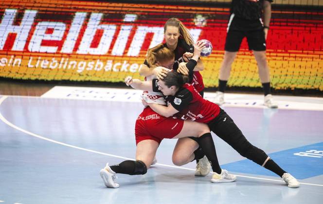 HANDBALL FRAUEN 1. BUNDESLIGA 19. SPIELTAG THC - HB LUDWIGSBURG ** NUR FÜR REDAKTIONELLE ZWECKE ** EDITORIAL USE ONLY **<p>15 03 2025-Bad Langensalza: Handball Frauen 1. Bundesliga Frauen Saison 2024-2025 Salzhalle 19. Spieltag Thüringer HC - HB Ludwigsburg im Foto: Sofia Hvenfelt 20 (HB Ludwigsburg) im Zweikampf mit Josefine Hanfland 57 (Thüringer HC) und Kerstin Kündig 27 (Thüringer HC) ( Deutschland Thueringen Bad Langensalza Copyright: SaschaxFromm