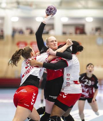 HANDBALL FRAUEN 1. BUNDESLIGA 19. SPIELTAG THC - HB LUDWIGSBURG ** NUR FÜR REDAKTIONELLE ZWECKE ** EDITORIAL USE ONLY **<p>15 03 2025-Bad Langensalza: Handball Frauen 1. Bundesliga Frauen Saison 2024-2025 Salzhalle 19. Spieltag Thüringer HC - HB Ludwigsburg im Foto: Johanna Reichert 29 (Thüringer HC) im Zweikampf mit Kaba Gassama Cissokho 4 (HB Ludwigsburg) und Guro Nestaker 33 (HB Ludwigsburg) ( Deutschland Thueringen Bad Langensalza Copyright: SaschaxFromm
