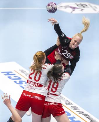 HANDBALL FRAUEN 1. BUNDESLIGA 19. SPIELTAG THC - HB LUDWIGSBURG ** NUR FÜR REDAKTIONELLE ZWECKE ** EDITORIAL USE ONLY **<p>15 03 2025-Bad Langensalza: Handball Frauen 1. Bundesliga Frauen Saison 2024-2025 Salzhalle 19. Spieltag Thüringer HC - HB Ludwigsburg im Foto: Johanna Reichert 29 (Thüringer HC) im Zweikampf mit Anne With Johansen 19 (HB Ludwigsburg) und Sofia Hvenfelt 20 (HB Ludwigsburg) ( Deutschland Thueringen Bad Langensalza Copyright: SaschaxFromm