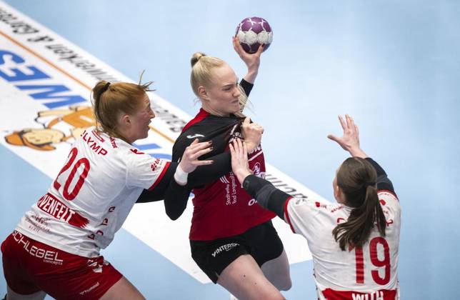HANDBALL FRAUEN 1. BUNDESLIGA 19. SPIELTAG THC - HB LUDWIGSBURG ** NUR FÜR REDAKTIONELLE ZWECKE ** EDITORIAL USE ONLY **<p>15 03 2025-Bad Langensalza: Handball Frauen 1. Bundesliga Frauen Saison 2024-2025 Salzhalle 19. Spieltag Thüringer HC - HB Ludwigsburg im Foto: Johanna Reichert 29 (Thüringer HC) im Zweikampf mit Anne With Johansen 19 (HB Ludwigsburg) und Sofia Hvenfelt 20 (HB Ludwigsburg) ( Deutschland Thueringen Bad Langensalza Copyright: SaschaxFromm