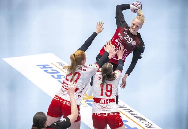 HANDBALL FRAUEN 1. BUNDESLIGA 19. SPIELTAG THC - HB LUDWIGSBURG ** NUR FÜR REDAKTIONELLE ZWECKE ** EDITORIAL USE ONLY **<p>15 03 2025-Bad Langensalza: Handball Frauen 1. Bundesliga Frauen Saison 2024-2025 Salzhalle 19. Spieltag Thüringer HC - HB Ludwigsburg im Foto: Johanna Reichert 29 (Thüringer HC) im Zweikampf mit Anne With Johansen 19 (HB Ludwigsburg) und Sofia Hvenfelt 20 (HB Ludwigsburg) ( Deutschland Thueringen Bad Langensalza Copyright: SaschaxFromm