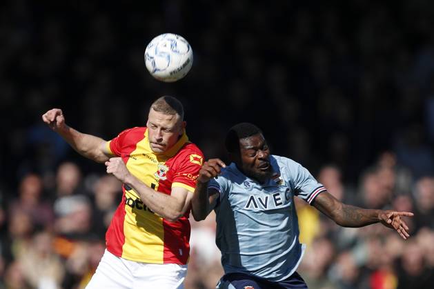 DEVENTER - (l-r) Joris Kramer of Go Ahead Eagles, Jeremy Bokila of Willem II during the Dutch Eredivisie match between Go Ahead Eagles and Willem II Tilburg at De Adelaarshorst on March 16, 2025 in Deventer, Netherlands. ANP BART STOUTJESDIJK Dutch Eredivisie 2024 25 xVIxANPxSportx xxANPxIVx 522458985 originalFilename: 522458985