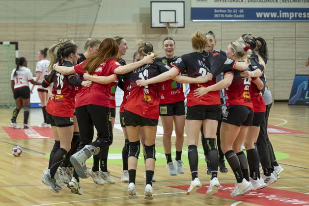 Wildcats jubeln nach 31:26 Heimsieg, SV Union Halle-Neustadt - HSV Solingen-Graefrath 76, Handball Frauen, 2. Bundesliga, 21. Spieltag, Saison 2024 25, 16.03.2025 Halle SWH Arena Sachsen-Anhalt Deutschland