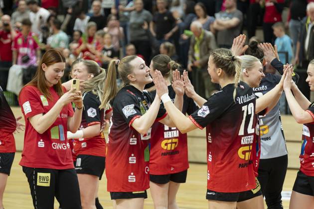 Wildcats jubeln nach 31:26 Heimsieg, SV Union Halle-Neustadt - HSV Solingen-Graefrath 76, Handball Frauen, 2. Bundesliga, 21. Spieltag, Saison 2024 25, 16.03.2025 Halle SWH Arena Sachsen-Anhalt Deutschland