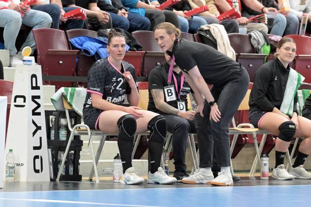 Miriam Hirsch (TusSies Metzingen, Trainerin) im Gespraech mit Svenja Huebner (TusSies Metzingen, 26) HB Ludwigsburg vs. TusSies Metzingen, Handball, HBF, 20.Ligaspieltag, Saison 2024 2025, 19.03.2025 HB Ludwigsburg vs. TusSies Metzingen, Handball, HBF, 20.Ligaspieltag, Saison 2024 2025, 19.03.2025 Ludwigsburg Copyright: xEibner-Pressefoto TobiasxBaurx EP_TBR