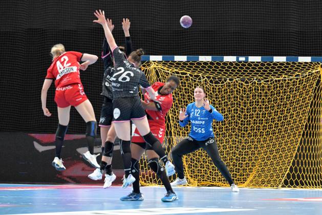 Sport Bilder des Tages Marie Kristin Weiss (TusSies Metzingen, 12) im Tor gegen Jenny Carlson (HB Ludwigsburg, 42) HB Ludwigsburg vs. TusSies Metzingen, Handball, HBF, 20.Ligaspieltag, Saison 2024 2025, 19.03.2025 HB Ludwigsburg vs. TusSies Metzingen, Handball, HBF, 20.Ligaspieltag, Saison 2024 2025, 19.03.2025 Ludwigsburg Copyright: xEibner-Pressefoto TobiasxBaurx EP_TBR