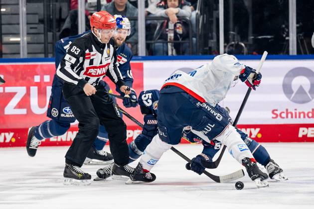 Linesperson David Tschirner fuehrt ein Bully Faceoff aus zwischen Patrick Hager (EHC Red Bull Muenchen, 52) und Marc Michaelis (Adler Mannheim, 65). GER, EHC Red Bull Muenchen vs. Adler Mannheim, Eishockey, DEL, Playoffs, Viertelfinale Spiel 2, Saison 2024 2025, 19.03.2025. GER, EHC Red Bull Muenchen vs. Adler Mannheim, Eishockey, DEL, Playoffs, Viertelfinale Spiel 2, Saison 2024 2025, 19.03.2025. Muenchen Copyright: xEibner-Pressefoto HeikexFeinerx EP_HFR
