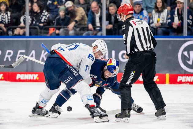 Linesperson David Tschirner fuehrt ein Bully Faceoff aus zwischen Patrick Hager (EHC Red Bull Muenchen, 52) und Kristian Reichel (Adler Mannheim, 11). GER, EHC Red Bull Muenchen vs. Adler Mannheim, Eishockey, DEL, Playoffs, Viertelfinale Spiel 2, Saison 2024 2025, 19.03.2025. GER, EHC Red Bull Muenchen vs. Adler Mannheim, Eishockey, DEL, Playoffs, Viertelfinale Spiel 2, Saison 2024 2025, 19.03.2025. Muenchen Copyright: xEibner-Pressefoto HeikexFeinerx EP_HFR