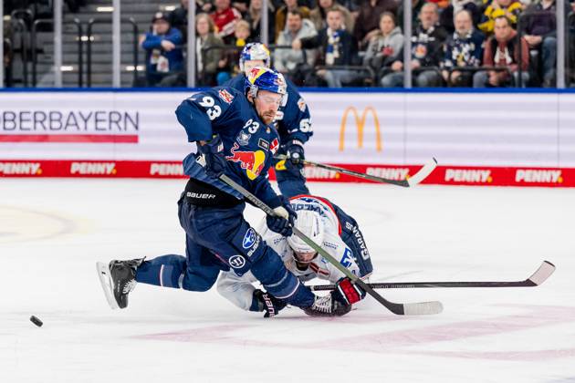 Kampf um den Puck Zweikampf zwischen Maximilian Kastner (EHC Red Bull Muenchen, 93) und Lukas Kaelble (Adler Mannheim, 49). GER, EHC Red Bull Muenchen vs. Adler Mannheim, Eishockey, DEL, Playoffs, Viertelfinale Spiel 2, Saison 2024 2025, 19.03.2025. GER, EHC Red Bull Muenchen vs. Adler Mannheim, Eishockey, DEL, Playoffs, Viertelfinale Spiel 2, Saison 2024 2025, 19.03.2025. Muenchen Copyright: xEibner-Pressefoto HeikexFeinerx EP_HFR