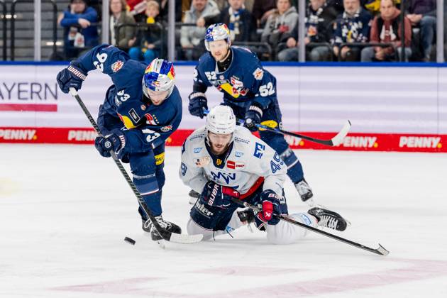 Kampf um den Puck Zweikampf zwischen Maximilian Kastner (EHC Red Bull Muenchen, 93) und Lukas Kaelble (Adler Mannheim, 49). GER, EHC Red Bull Muenchen vs. Adler Mannheim, Eishockey, DEL, Playoffs, Viertelfinale Spiel 2, Saison 2024 2025, 19.03.2025. GER, EHC Red Bull Muenchen vs. Adler Mannheim, Eishockey, DEL, Playoffs, Viertelfinale Spiel 2, Saison 2024 2025, 19.03.2025. Muenchen Copyright: xEibner-Pressefoto HeikexFeinerx EP_HFR