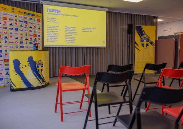 250326 Players of the Swedish women s national football team is shown on a screen after a press conference, PK, Pressekonferenz on March 26, 2025 in Stockholm. Photo: Simon Hastegard BILDBYRAN kod SH SH0604 fotboll football soccer fotball presskonferens press conference sverige sweden dam bbeng Copyright: SIMONxHASTEGARD BB250326SH007