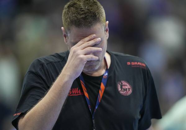 Carsten Lichtlein (MT Melsungen, Torwarttrainer) enttäuscht mit der Hand vor dem Gesicht. Handball EHF European League, VfL Gummersbach - MT Melsungen, 25.03.2025 Copyright: HMBxMedia xMarcoxBader