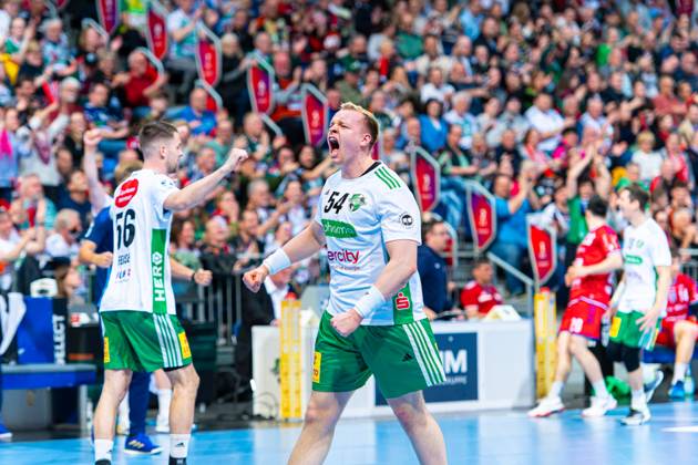 Justus Fischer (TSV Hannover-Burgdorf, Nr. 54) (v.l.), TSV Hannover-Burgdorf (weiß) gegen SG BBM Bietigheim (rot) am 24. Spieltag der Saison 2024 2025 in der DAIKIN Handball-Bundesliga (27.03.2025, ZAG Arena (Hannover, GER), Copyright: xJanxGuentherx xTSVxHannover-Burgdorfx