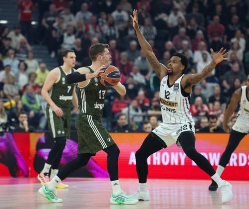 Andreas Obst (FC Bayern Basketball, 13) mit Ball mit Sterling Brown (Partizan Belgrad, 12), GER, FC Bayern Muenchen vs. Partizan Belgrad, Basketball, Turkish Airlines Euroleague, 32. Spieltag, Saison 2024 2025, 27.03.2025, GER, FC Bayern Muenchen vs. Partizan Belgrad, Basketball, Turkish Airlines Euroleague, 32. Spieltag, Saison 2024 2025, 27.03.2025 Muenchen Copyright: xEibner-Pressefoto JennixMaulx EP_JML