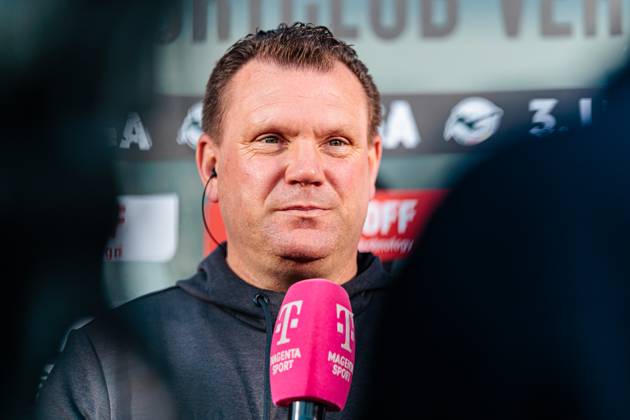 Uwe Koschinat (Rot-Weiss Essen, Cheftrainer) im Interview mit Magenta GER, SC Verl vs. Rot-Weiss Essen, Fussball, 3. Liga, 30. Spieltag, Spielzeit 2024 2025, 28.03.2025 DFL Regulations prohibit any use of photographers as image sequences and or quasi-video. GER, SC Verl vs. Rot-Weiss Essen, Fussball, 3. Liga, 30. Spieltag, Spielzeit 2024 2025, 28.03.2025 Verl Copyright: xEibner-Pressefoto JanxRollingerx EP_JSK