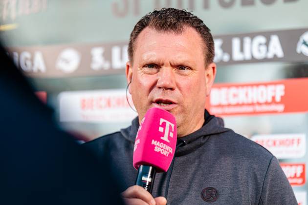Uwe Koschinat (Rot-Weiss Essen, Cheftrainer) im Interview mit Magenta GER, SC Verl vs. Rot-Weiss Essen, Fussball, 3. Liga, 30. Spieltag, Spielzeit 2024 2025, 28.03.2025 DFL Regulations prohibit any use of photographers as image sequences and or quasi-video. GER, SC Verl vs. Rot-Weiss Essen, Fussball, 3. Liga, 30. Spieltag, Spielzeit 2024 2025, 28.03.2025 Verl Copyright: xEibner-Pressefoto JanxRollingerx EP_JSK
