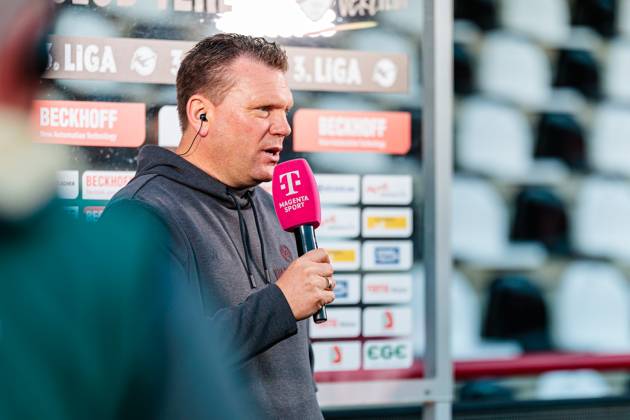 Uwe Koschinat (Rot-Weiss Essen, Cheftrainer) im Interview mit Magenta GER, SC Verl vs. Rot-Weiss Essen, Fussball, 3. Liga, 30. Spieltag, Spielzeit 2024 2025, 28.03.2025 DFL Regulations prohibit any use of photographers as image sequences and or quasi-video. GER, SC Verl vs. Rot-Weiss Essen, Fussball, 3. Liga, 30. Spieltag, Spielzeit 2024 2025, 28.03.2025 Verl Copyright: xEibner-Pressefoto JanxRollingerx EP_JSK