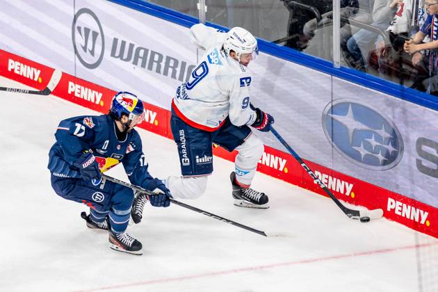 Kampf um den Puck Zweikampf zwischen Taro Hirose (EHC Red Bull Muenchen, 17) und Leon Gawanke (Adler Mannheim, 9). GER, EHC Red Bull Muenchen vs. Adler Mannheim, Eishockey, DEL, Playoffs, Viertelfinale Spiel 6, Saison 2024 2025, 28.03.2025. GER, EHC Red Bull Muenchen vs. Adler Mannheim, Eishockey, DEL, Playoffs, Viertelfinale Spiel 6, Saison 2024 2025, 28.03.2025. Muenchen Copyright: xEibner-Pressefoto HeikexFeinerx EP_HFR