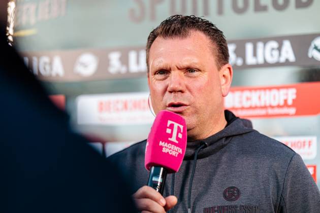 Uwe Koschinat (Rot-Weiss Essen, Cheftrainer) im Interview mit Magenta GER, SC Verl vs. Rot-Weiss Essen, Fussball, 3. Liga, 30. Spieltag, Spielzeit 2024 2025, 28.03.2025 DFL Regulations prohibit any use of photographers as image sequences and or quasi-video. GER, SC Verl vs. Rot-Weiss Essen, Fussball, 3. Liga, 30. Spieltag, Spielzeit 2024 2025, 28.03.2025 Verl Copyright: xEibner-Pressefoto JanxRollingerx EP_JSK