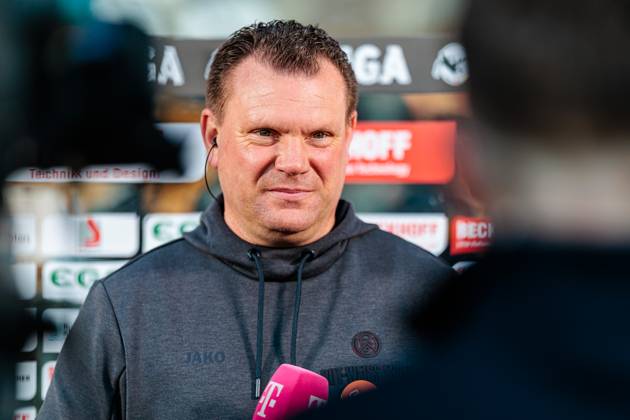 Uwe Koschinat (Rot-Weiss Essen, Cheftrainer) im Interview mit Magenta GER, SC Verl vs. Rot-Weiss Essen, Fussball, 3. Liga, 30. Spieltag, Spielzeit 2024 2025, 28.03.2025 DFL Regulations prohibit any use of photographers as image sequences and or quasi-video. GER, SC Verl vs. Rot-Weiss Essen, Fussball, 3. Liga, 30. Spieltag, Spielzeit 2024 2025, 28.03.2025 Verl Copyright: xEibner-Pressefoto JanxRollingerx EP_JSK