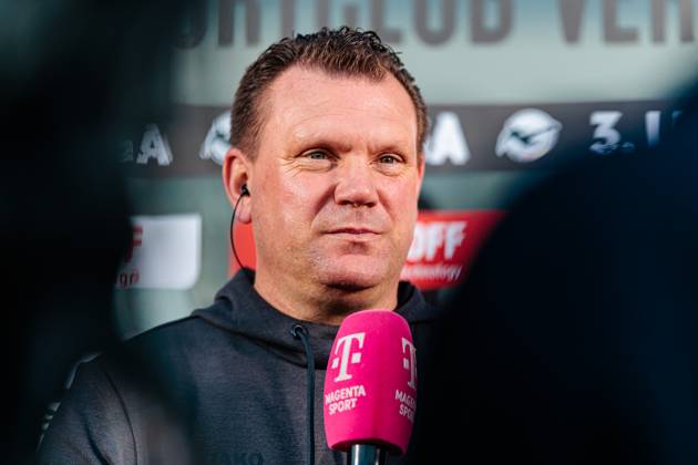 Uwe Koschinat (Rot-Weiss Essen, Cheftrainer) im Interview mit Magenta GER, SC Verl vs. Rot-Weiss Essen, Fussball, 3. Liga, 30. Spieltag, Spielzeit 2024 2025, 28.03.2025 DFL Regulations prohibit any use of photographers as image sequences and or quasi-video. GER, SC Verl vs. Rot-Weiss Essen, Fussball, 3. Liga, 30. Spieltag, Spielzeit 2024 2025, 28.03.2025 Verl Copyright: xEibner-Pressefoto JanxRollingerx EP_JSK