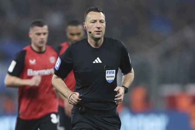 Schiedsrichter Sven Jablonski schaut waehrend des Spiels der 1. Bundesliga zwischen Bayer 04 Leverkusen und VfL Bochum 1848, BayArena am 28. März 2025 in Leverkusen, Deutschland. (Foto von Oliver Kaelke DeFodi Images) +++ Schiedsrichter Sven Jablonski looks on during the Bundesliga match between Bayer 04 Leverkusen and VfL Bochum 1848 at BayArena on March 28, 2025 in Leverkusen, Germany. (Photo by Oliver Kaelke DeFodi Images) DFL regulations prohibit any use of photographs as image sequences and or quasi-video. (Photo by Oliver Kaelke DeFodi Images)