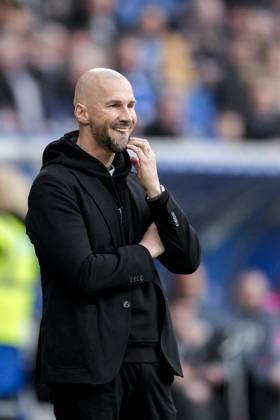 Christian Ilzer (Trainer, Cheftrainer, Hoffenheim), Einzelbild, Einzelfoto, Aktion, Action, nachdenklich, besorgt, pessimistisch, kratzt sich am Kinn, 29.03.2025, Sinsheim (Deutschland), Fussball, Bundesliga, TSG 1899 Hoffenheim - FC Augsburg, DFB DFL REGULATIONS PROHIBIT ANY USE OF PHOTOGRAPHS AS IMAGE SEQUENCES AND OR QUASI-VIDEO.