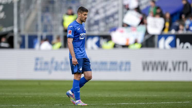 Andrej Kramaric (Hoffenheim, 27), Spieler der TSG 1899 Hoffenheim, enttäuscht über das Unentschieden, nur remis, Enttäuschung nach dem Schlusspfiff, Highlight, Punktverlust, Frustration, disappointed, pessimistisch, 29.03.2025, Sinsheim (Deutschland), Fussball, Bundesliga, TSG 1899 Hoffenheim - FC Augsburg, DFB DFL REGULATIONS PROHIBIT ANY USE OF PHOTOGRAPHS AS IMAGE SEQUENCES AND OR QUASI-VIDEO.