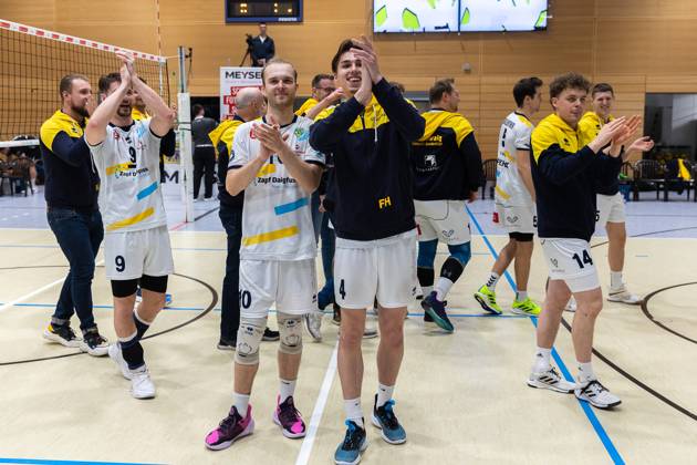 Team, Mannschaft, jubelt, Jubel, positive Emotionen, positive Emotion, Spielende, SV Schwaig Volleyball - Dentalservice Gust VC Dresden, Volleyball, 2. Bundesliga Sued, , 29.03.2025 SV Schwaig Volleyball - Dentalservice Gust VC Dresden, Volleyball, 2. Bundesliga Sued, , 29.03.2025 Schwaig Copyright: xEibner-Pressefoto G.xSantemizx EP_GSZ