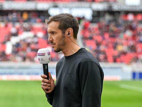 Julian Schuster (SC Freiburg, Trainer) im TV-Interview bei DAZN. GER, SC Freiburg - 1. FC Union Berlin, Fussball, Bundesliga, 27. Spieltag, Saison 2024 2025, 30.03.2025 DFL DFB REGULATIONS PROHIBIT ANY USE OF PHOTOGRAPHS AS IMAGE SEQUENCES AND OR QUASI-VIDEO GER, SC Freiburg - 1. FC Union Berlin, Fussball, Bundesliga, 27. Spieltag, Saison 2024 2025, 30.03.2025 Freiburg Copyright: xEibner-Pressefoto ThomasxHessx EP_THS