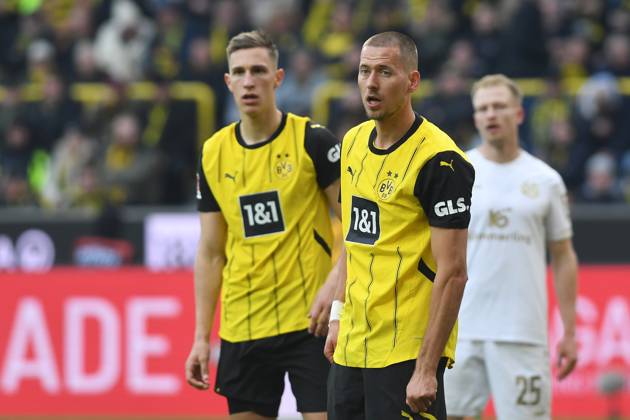Nico Schlotterbeck (Borussia Dortmund) und Waldemar Anton (Borussia Dortmund) schauen waehrend des Spiels der 1. Bundesliga zwischen Borussia Dortmund und 1. FSV Mainz 05, SIGNAL IDUNA PARK am 30. March 2025 in Dortmund, Deutschland. (Foto von Ralf Treese DeFodi Images) +++ Nico Schlotterbeck (Borussia Dortmund) und Waldemar Anton (Borussia Dortmund) look on during the Bundesliga match between Borussia Dortmund and 1. FSV Mainz 05 at Signal Iduna Park on March 30, 2025 in Dortmund, Germany. (Photo by Ralf Treese DeFodi Images) DFL regulations prohibit any use of photographs as image sequences and or quasi-video. (Photo by Ralf Treese DeFodi Images)