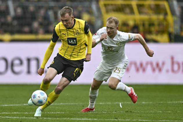 v. li. im Zweikampf Maximilian Beier (Dortmund 14) Andreas Hanche-Olsen (Mainz 25) 30.03.2025 Fussball Borussia Dortmund vs 1. FSV Mainz 05, Signal Iduna Park, Dortmund, DFB DFL REGULATIONS PROHIBIT ANY USE OF PHOTOGRAPHS AS IMAGE SEQUENCES AND OR QUASI-VIDEO