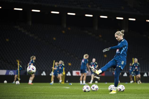 250403 Goalkeeper Jennifer Falk of the Swedish women s national football team at a training session ahead of the Women s Nations League on April 3, 2025 in Stockholm. Photo: Maxim Thorà BILDBYRAN kod MT MT0791 fotboll football soccer fotball nations league uefa womens nations league träning practice training sverige sweden dam bbeng Copyright: MAXIMxTHORE BB250403MT030