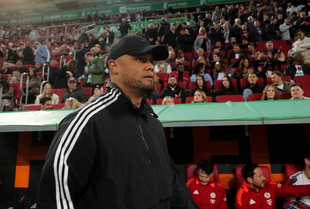 Fussball, Herren, Saison 2024 2025, FC Augsburg - FC Bayern München, Bundesliga, WWK Arena Vincent Kompany, Trainer (FC Bayern München) vor der Trainerbank stehend DFL DFB regulations prohibit any use of photographs as image sequences and or quasi-video