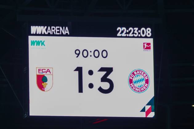 Endstand auf der Anzeigetafel, 1:3, FC Augsburg vs. FC Bayern Muenchen, Fussball, 1. Bundesliga, 28. Spieltag, 04.04.2025 DFB regulations prohibit any use of photographs as image sequences and or quasi-video Augsburg Bayern Deutschland