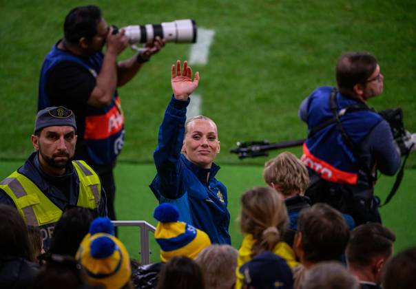 250404 Stina Blackstenius of Sweden celebrates with fans after the UEFA Women s Nations League football match between Sweden and Italy on April 4, 2025 in Stockholm. Photo: Simon Hastegard BILDBYRAN kod SH EW0513 fotboll football soccer fotball nations league uefa womens nations league sverige sweden italien italy dam bbeng jubel publik Copyright: SIMONxHASTEGARD BB250404SH118