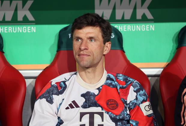 Fussball, Herren, Saison 2024 2025, FC Augsburg - FC Bayern München, Bundesliga, WWK Arena Thomas Müller, Mueller (FC Bayern München) sitzend auf der Auswechselbank DFL DFB regulations prohibit any use of photographs as image sequences and or quasi-video
