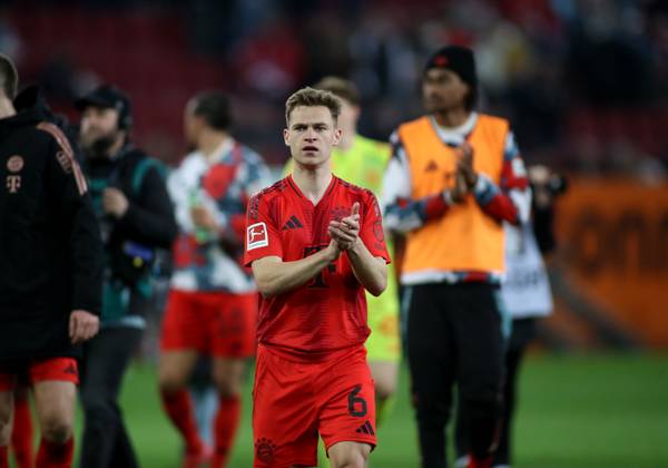 Fussball, Herren, Saison 2024 2025, FC Augsburg - FC Bayern München, Bundesliga, WWK Arena Joshua Kimmich (FC Bayern München) klatscht, klatschen, Applaus nach dem Spiel DFL DFB regulations prohibit any use of photographs as image sequences and or quasi-video