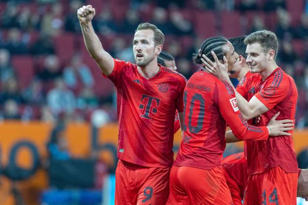 Torjubel, jubelt nach seinem Treffer zum 1:3 von Leroy Sane (FC Bayern Muuenchen), Harry Kane (FC Bayern Muenchen) li. und Josip Stanisic (FC Bayern Muenchen)re., FC Augsburg vs. FC Bayern Muenchen, Fussball, 1. Bundesliga, 28. Spieltag, 04.04.2025 DFB regulations prohibit any use of photographs as image sequences and or quasi-video