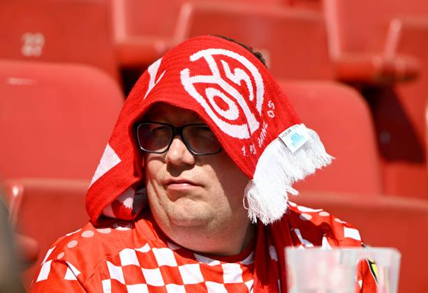 Fussball-Bundesliga - Saison 2024 2025 Mewa-Arena Mainz - 05.04.2025 1. FSV Mainz 05 (mz) - Holstein Kiel (ki) Ganz schön heiss in Mainz DFL REGULATIONS PROHIBIT ANY USE OF PHOTOGRAPHS AS IMAGE SEQUENCES AND OR QUASI VIDEO EDITORIAL USE ONLY NATIONAL AND INTERNATIONAL NEWS AGENCIES OUT Fussball-Bundesliga - 1. FSV Mainz 05