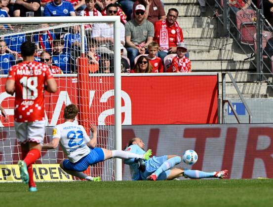 Fussball-Bundesliga - Saison 2024 2025 Mewa-Arena Mainz - 05.04.2025 1. FSV Mainz 05 (mz) - Holstein Kiel (ki) Torwart Robin ZENTNER (1. FSV Mainz 05), re, rettet vor Lasse ROSENBOOM (Holstein Kiel) DFL REGULATIONS PROHIBIT ANY USE OF PHOTOGRAPHS AS IMAGE SEQUENCES AND OR QUASI VIDEO EDITORIAL USE ONLY NATIONAL AND INTERNATIONAL NEWS AGENCIES OUT Fussball-Bundesliga - 1. FSV Mainz 05