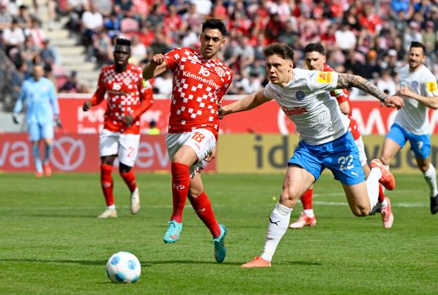 Fussball-Bundesliga - Saison 2024 2025 Mewa-Arena Mainz - 05.04.2025 1. FSV Mainz 05 (mz) - Holstein Kiel (ki) Nadiem AMIRI (1. FSV Mainz 05), li - Nicolai REMBERG (Holstein Kiel) DFL REGULATIONS PROHIBIT ANY USE OF PHOTOGRAPHS AS IMAGE SEQUENCES AND OR QUASI VIDEO EDITORIAL USE ONLY NATIONAL AND INTERNATIONAL NEWS AGENCIES OUT Fussball-Bundesliga - 1. FSV Mainz 05