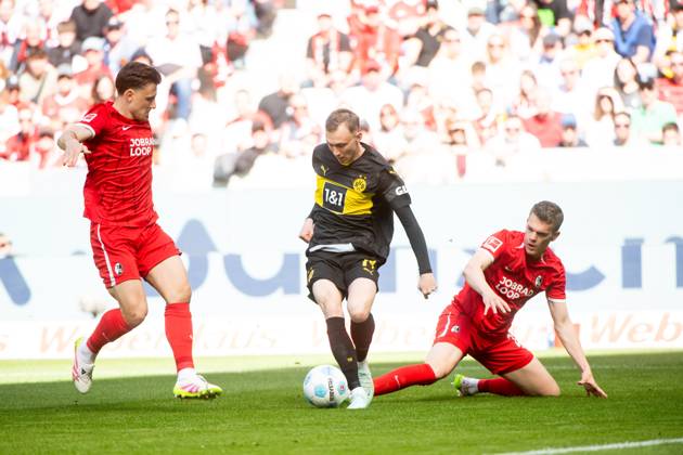 Maximilian Beier (Borussia Dortmund, 14) im Zweikampf mit Matthias Ginter (SC Freiburg, 28), GER, SC Freiburg (SCF) vs Borussia Dortmund (BVB), Fussball Bundesliga, 28. Spieltag, Saison 2024 2025, 05.04.2025 DFB DFL regulations prohibit any use of photographs as image sequences and or quasi-video GER, SC Freiburg (SCF) vs Borussia Dortmund (BVB), Fussball Bundesliga, 28. Spieltag, Saison 2024 2025, 05.04.2025 Freiburg Copyright: xEibner-Pressefoto Memmlerx EP_MMR