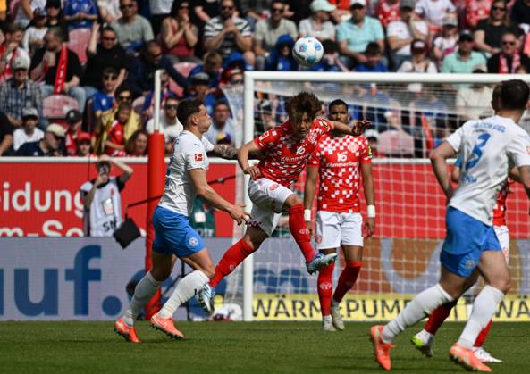 05.04.2025, xsltx, Fussball 1.Bundesliga, FSV Mainz 05 - Holstein Kiel v.l. Nicolai Remberg (Holstein Kiel), Kaishu Sano (1. FSV Mainz 05) (DFL DFB REGULATIONS PROHIBIT ANY USE OF PHOTOGRAPHS as IMAGE SEQUENCES and or QUASI-VIDEO)