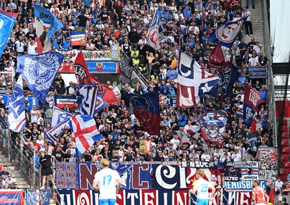 05.04.2025, xsltx, Fussball 1.Bundesliga, FSV Mainz 05 - Holstein Kiel v.l. (DFL DFB REGULATIONS PROHIBIT ANY USE OF PHOTOGRAPHS as IMAGE SEQUENCES and or QUASI-VIDEO)