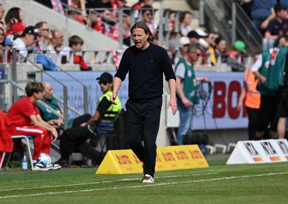 05.04.2025, xsltx, Fussball 1.Bundesliga, FSV Mainz 05 - Holstein Kiel v.l.Bo Henriksen (Cheftrainer 1. FSV Mainz 05) (DFL DFB REGULATIONS PROHIBIT ANY USE OF PHOTOGRAPHS as IMAGE SEQUENCES and or QUASI-VIDEO)